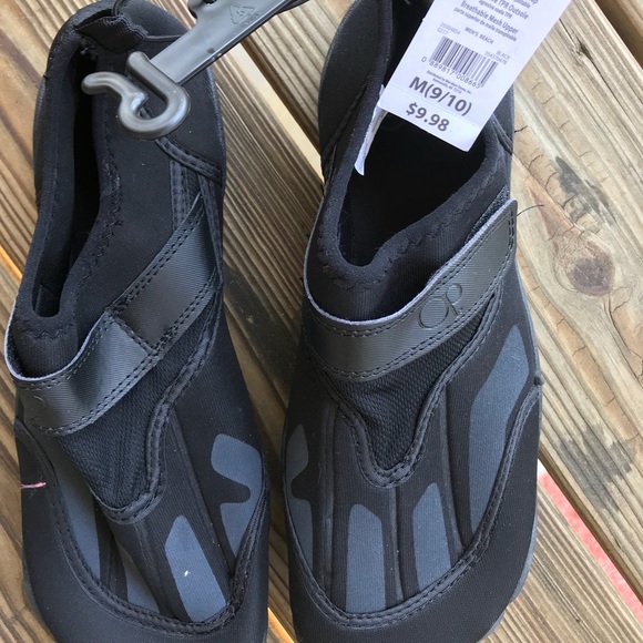 mens water shoes size 10